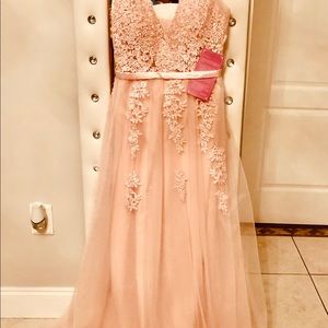 Beautiful dress Size 8 however it can be altered.